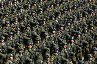 俄反法西斯胜利70周年阅兵完整彩排 战机空中摆出“70”-国际在线