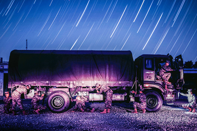 光影军营|陆军某合成旅官兵为钢铁战友"输血赋能"