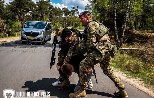 荷兰陆军侦察中队战术演习 预备役士兵混编其中 即将派往伊拉克