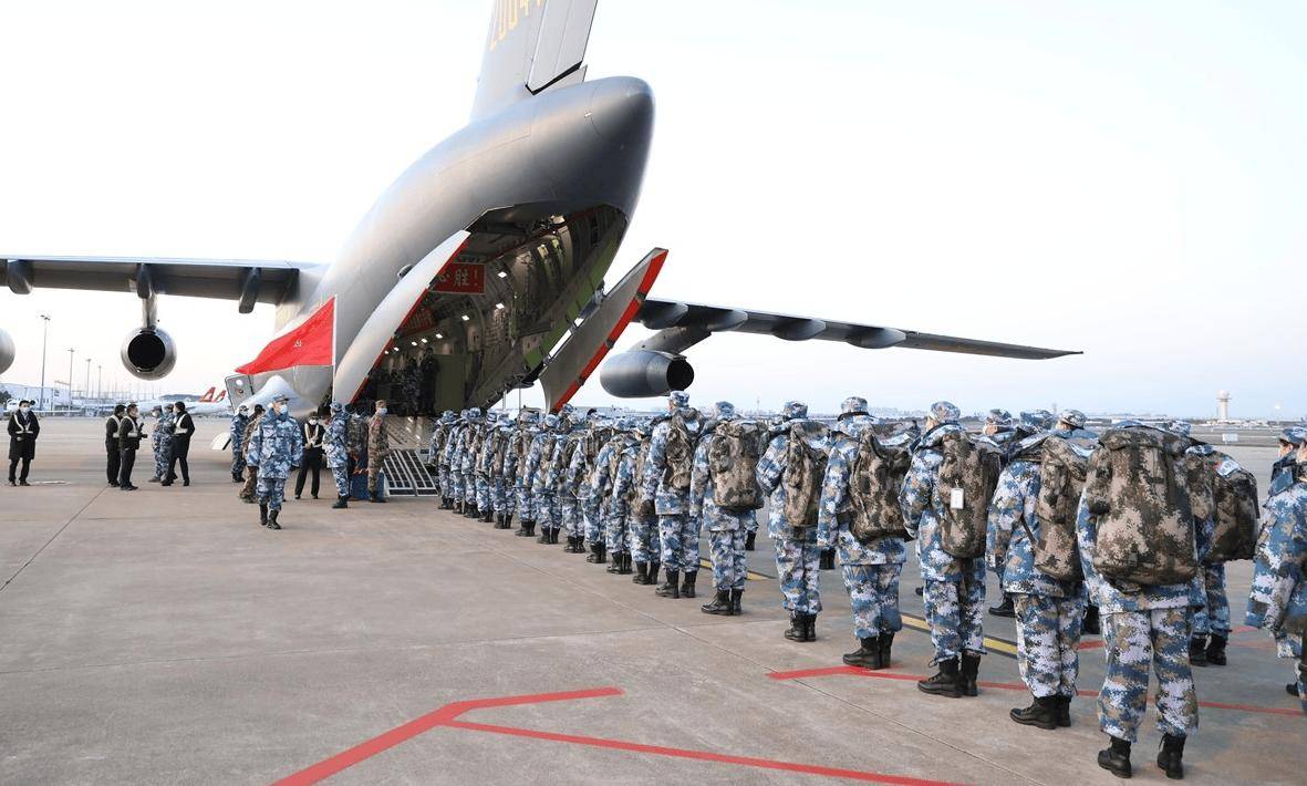 我军陆军成建制被投送非洲,071与运20协同出动,在下一